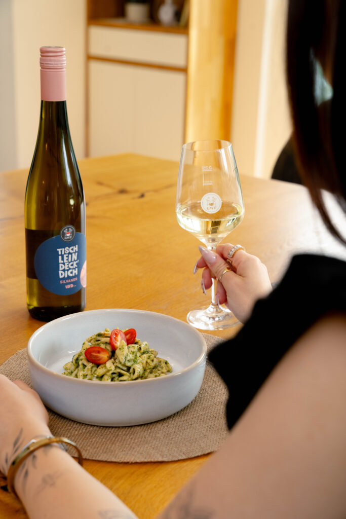 Pesto Pasta mit Tischlein deck dich Silvaner im hübschen Weinglas